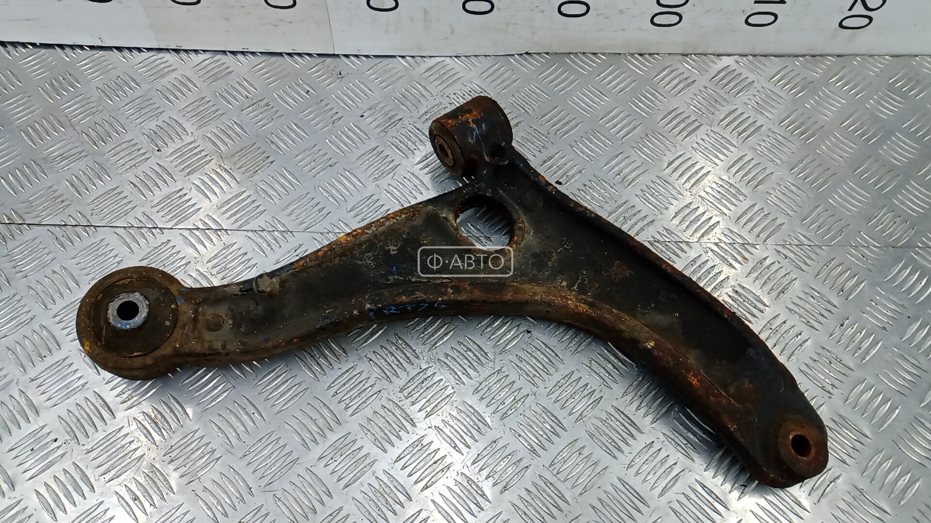 Рычаг передний нижний левый
