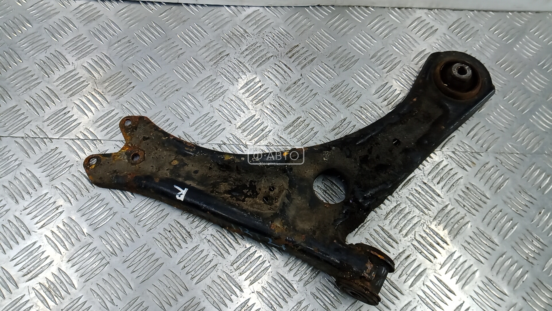 Рычаг передний нижний правый