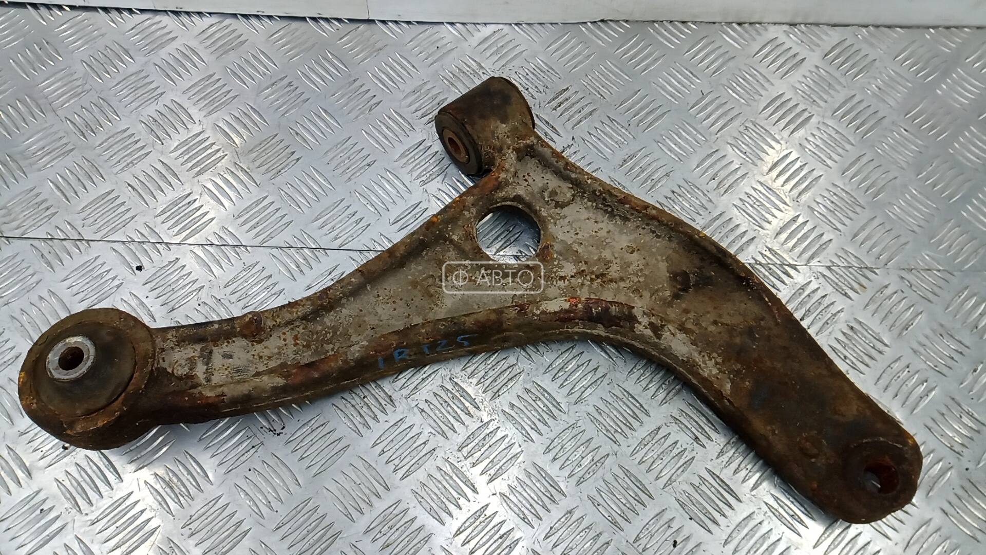 Рычаг передний нижний правый