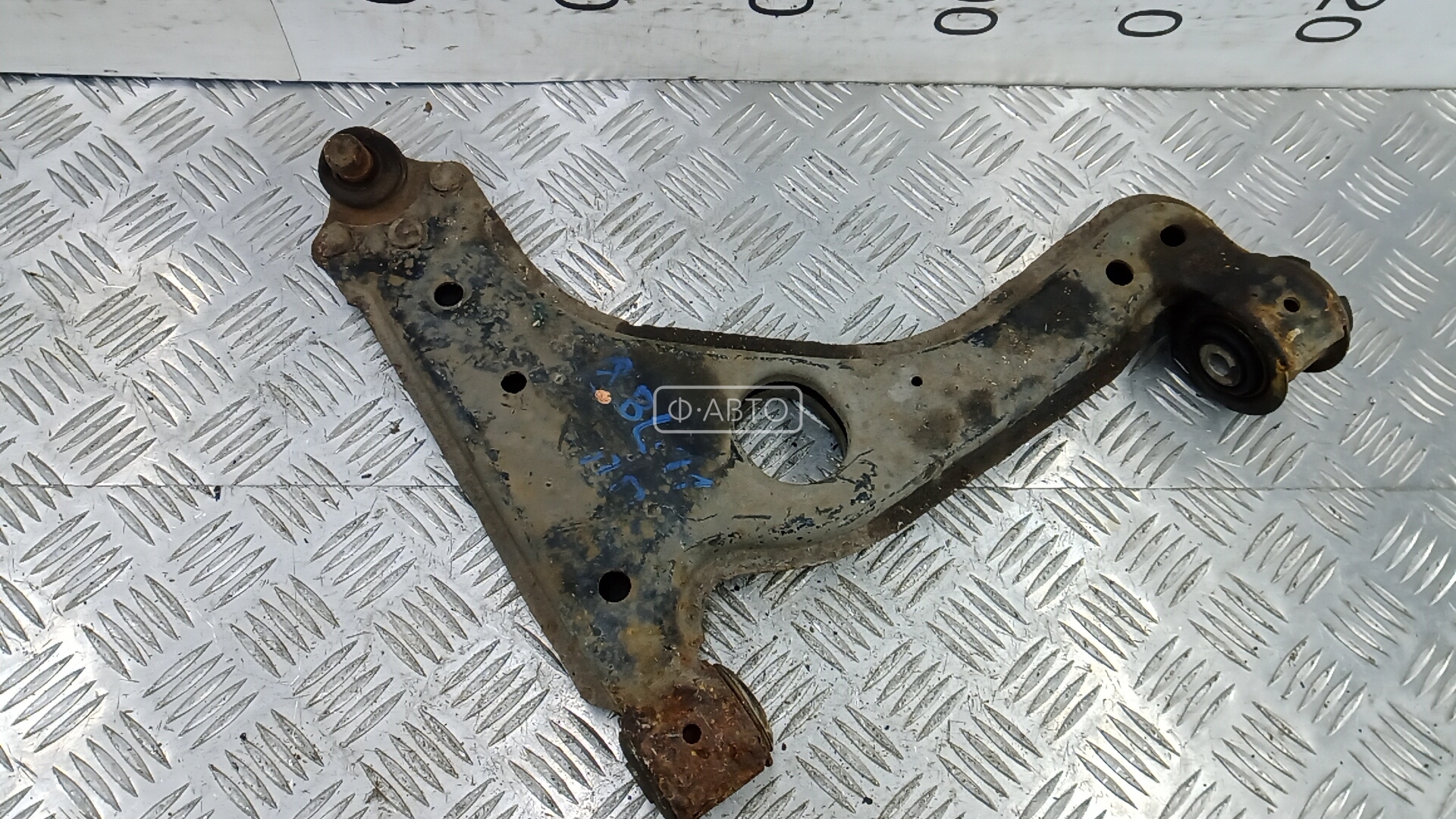 Рычаг передний нижний правый