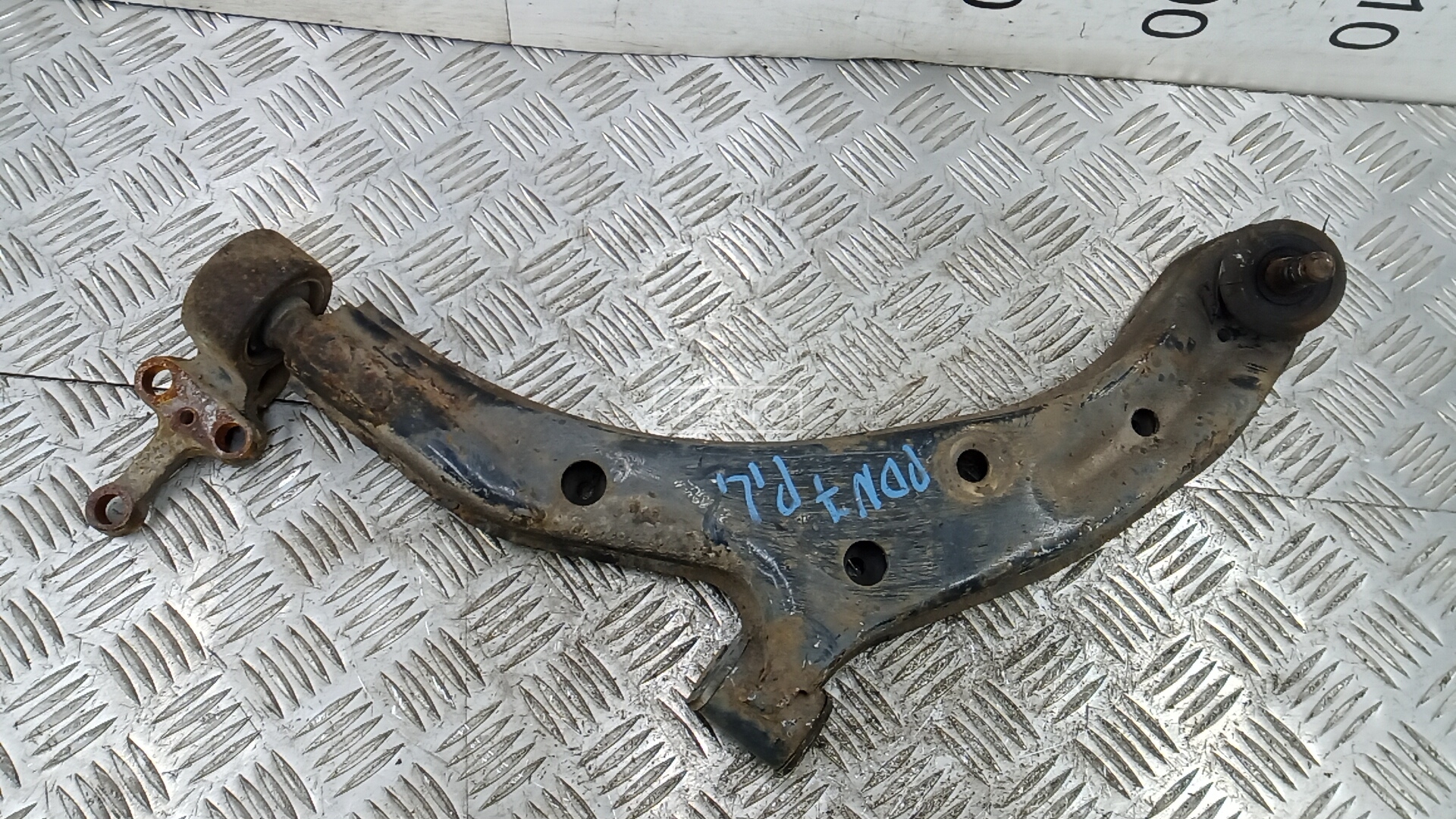 Рычаг передний нижний левый
