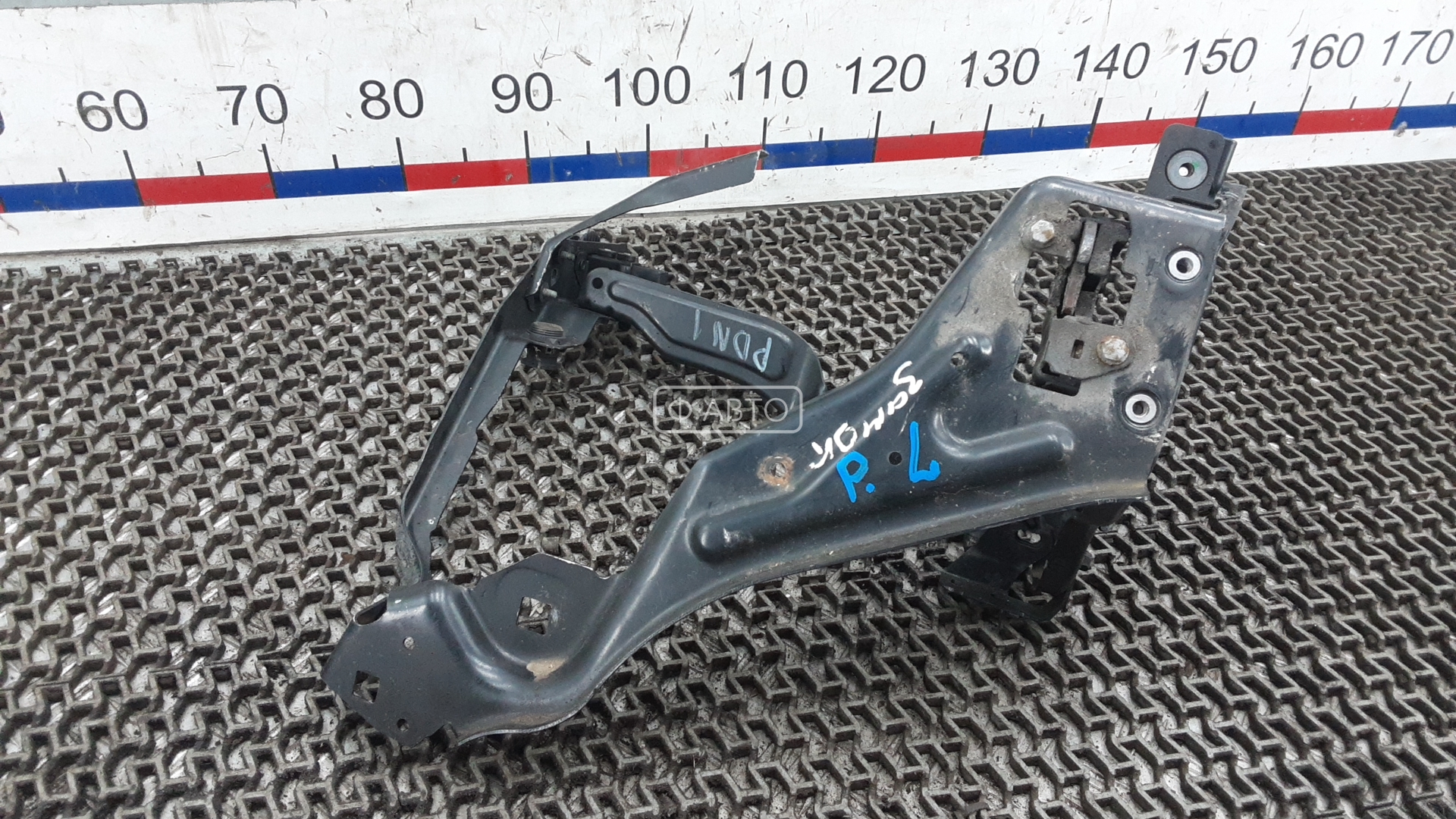 Замок капота