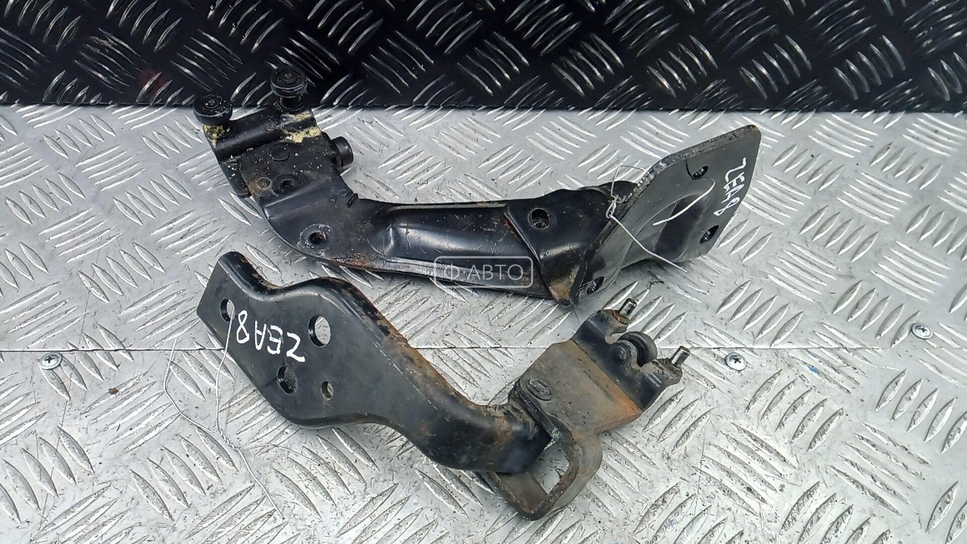 Петля двери задней левой