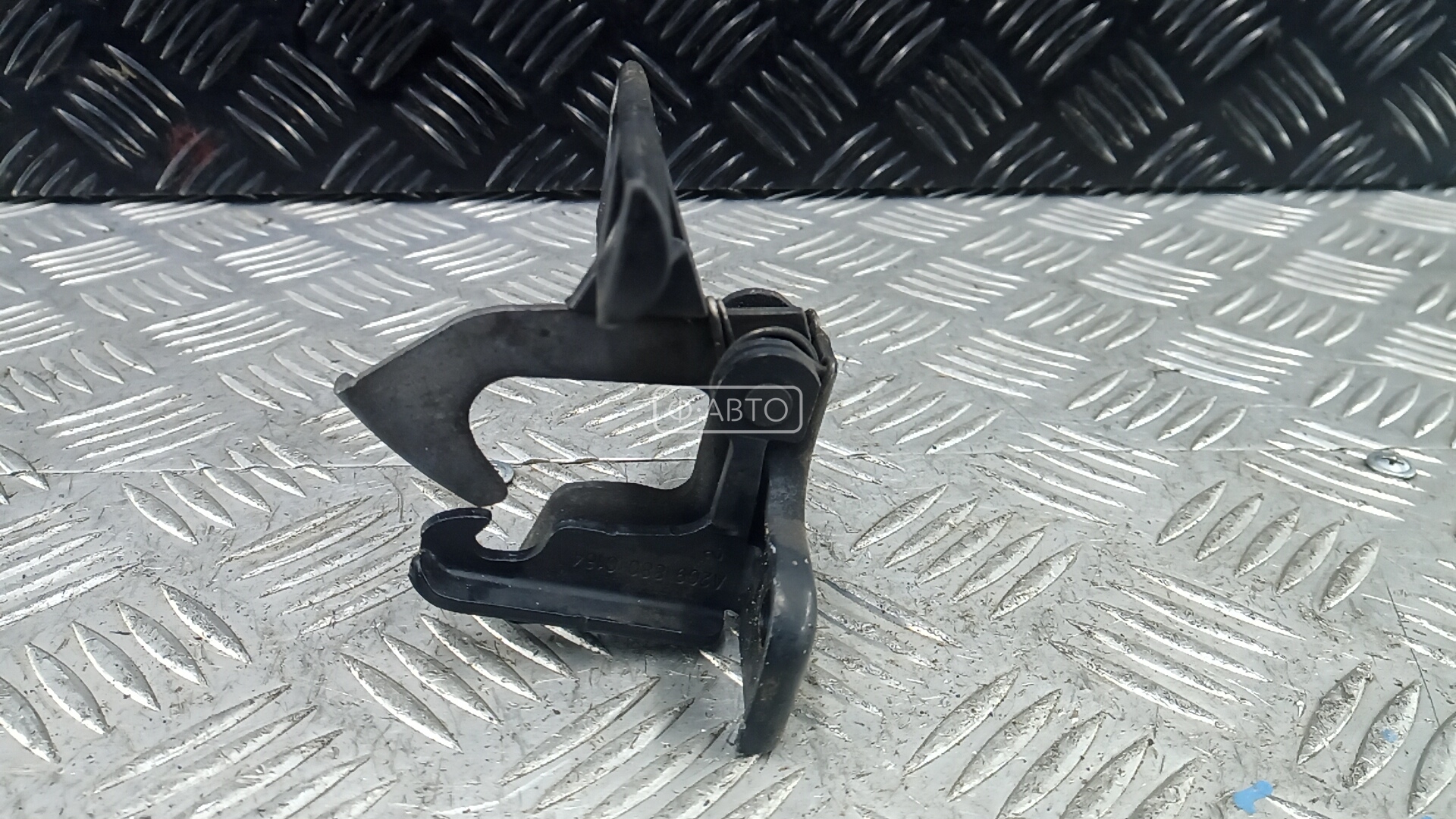 Замок капота