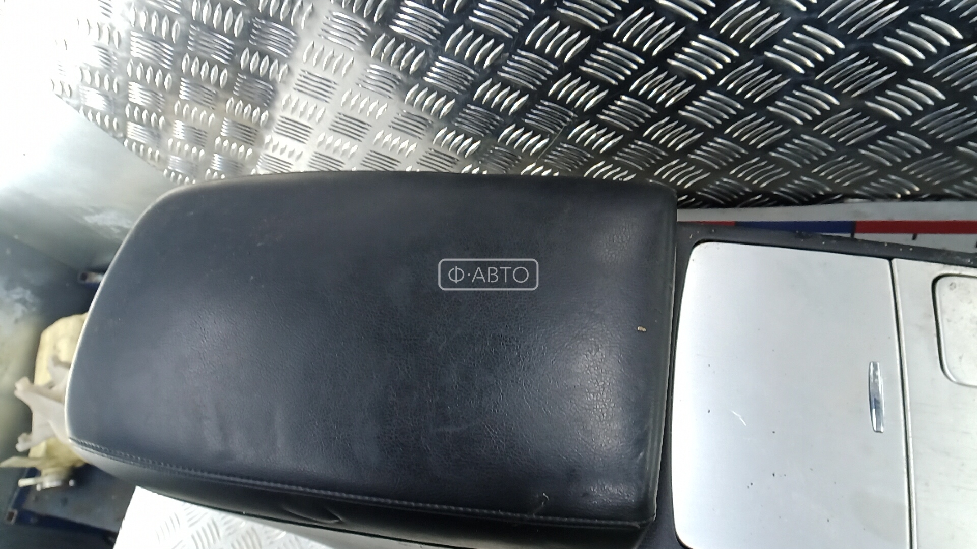 Подлокотник центральный