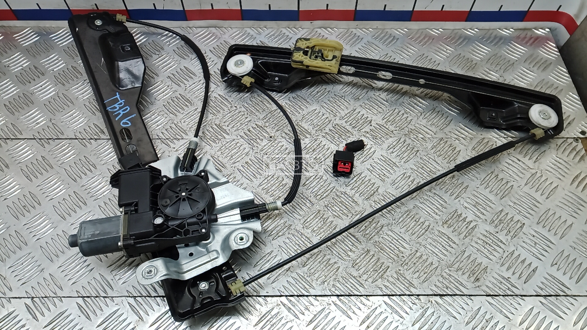 Стеклоподъемник передний левый