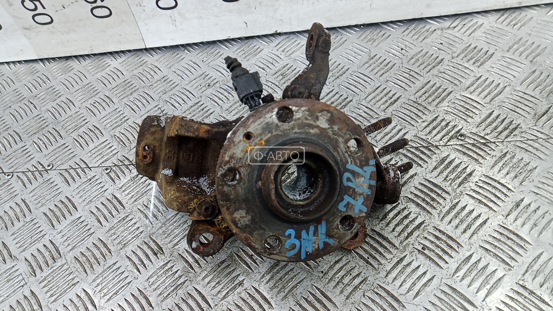 Ступица передняя левая