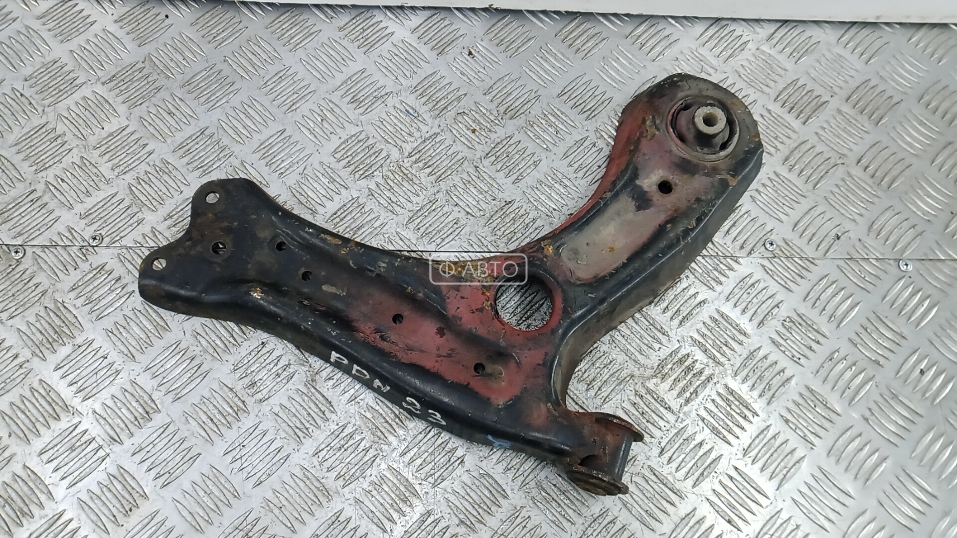 Рычаг передний нижний правый
