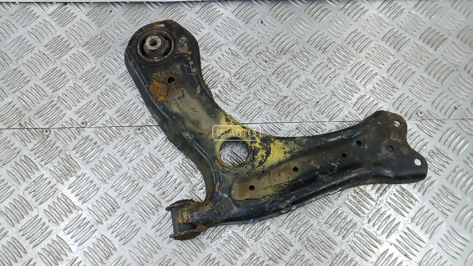 Рычаг передний нижний левый