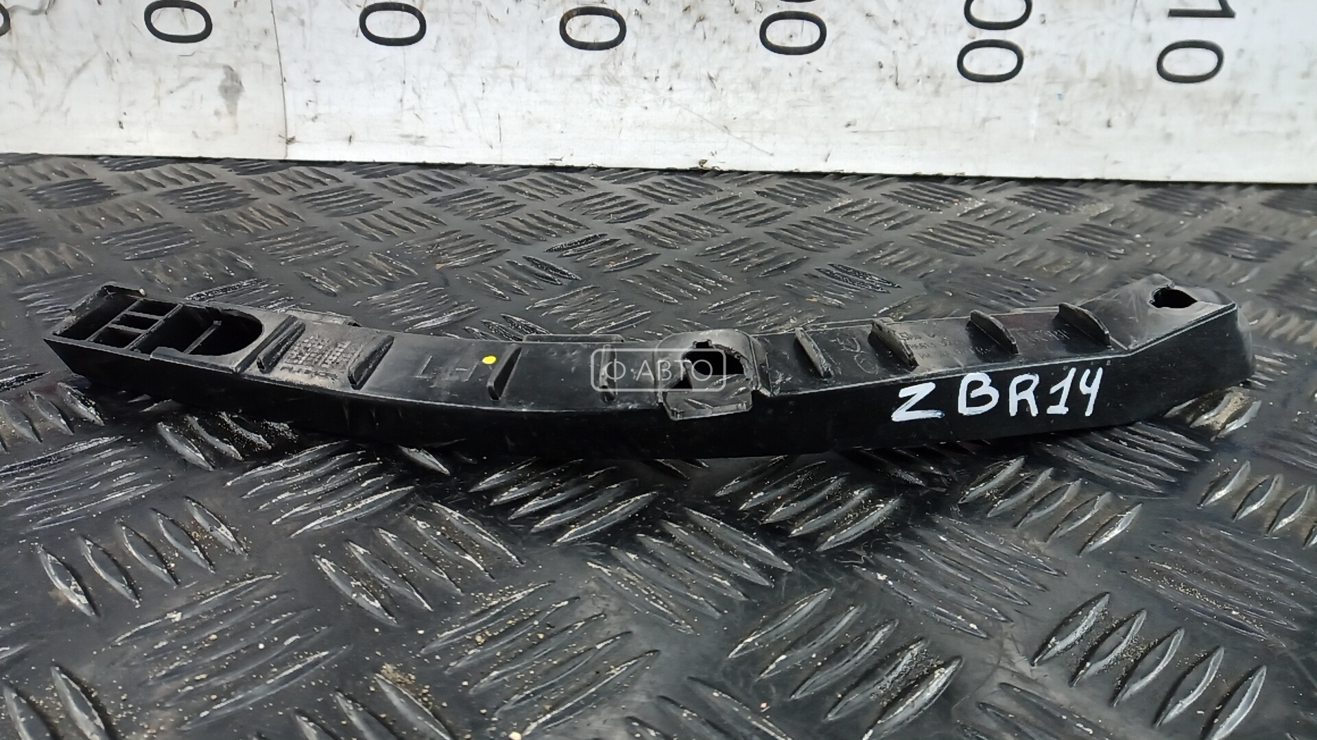 Крепление бампера переднее