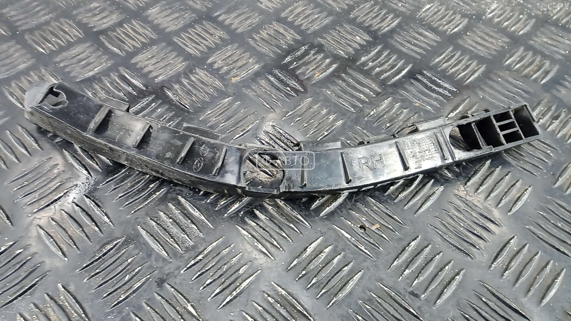 Крепление бампера переднее