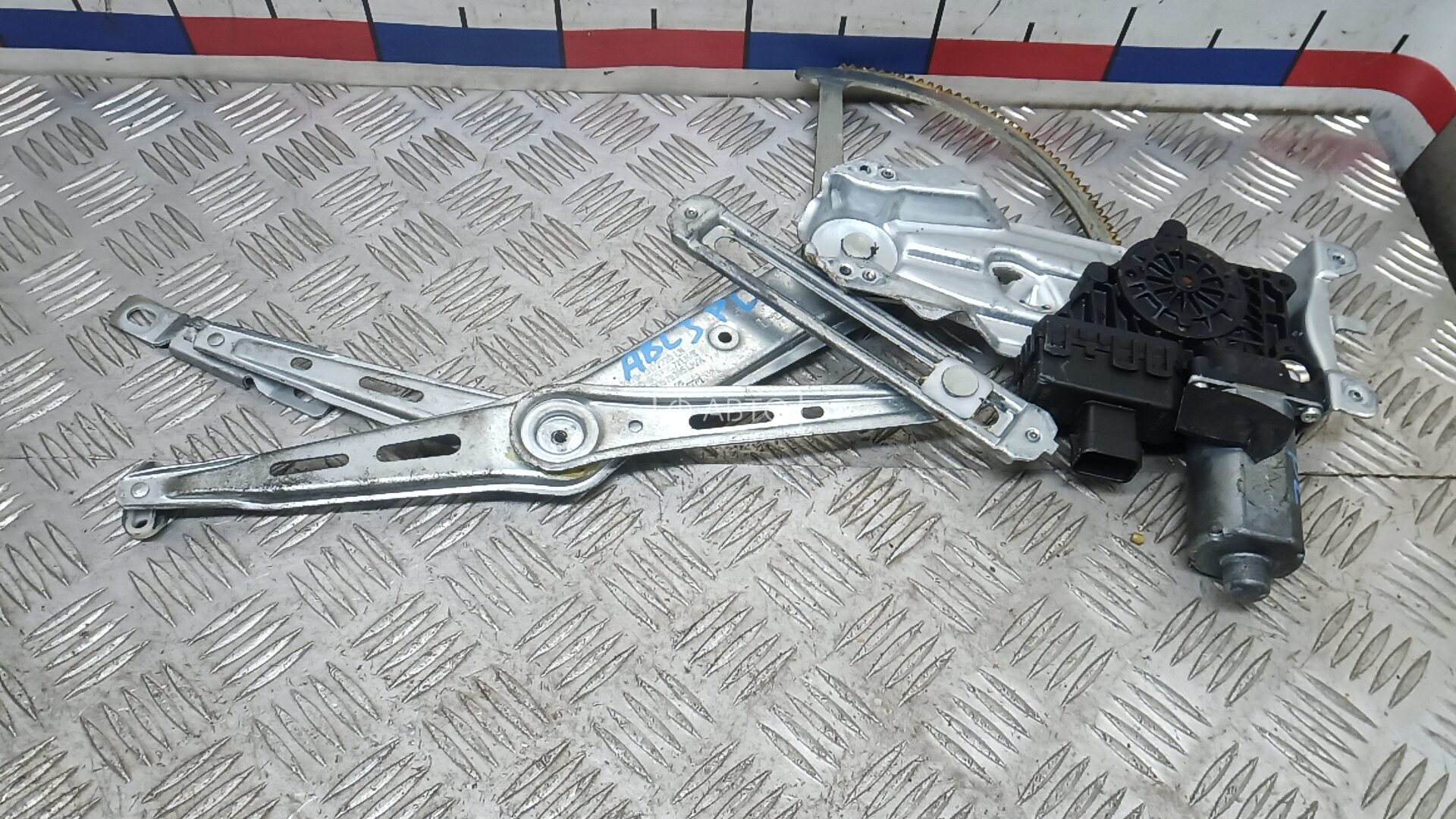 Стеклоподъемник передний левый