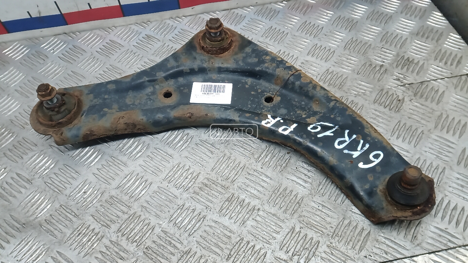 Рычаг передний нижний правый