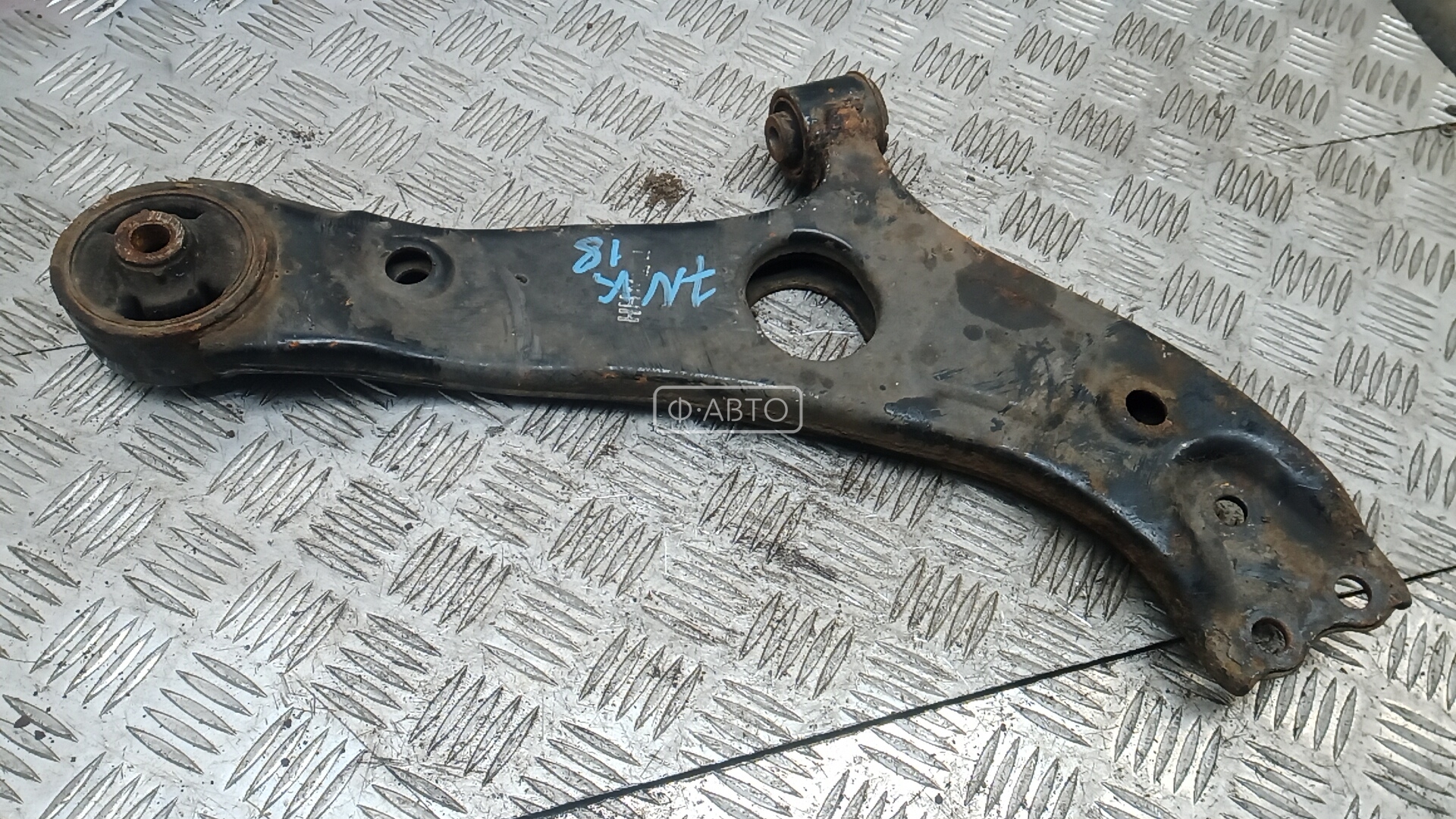 Рычаг передний нижний правый