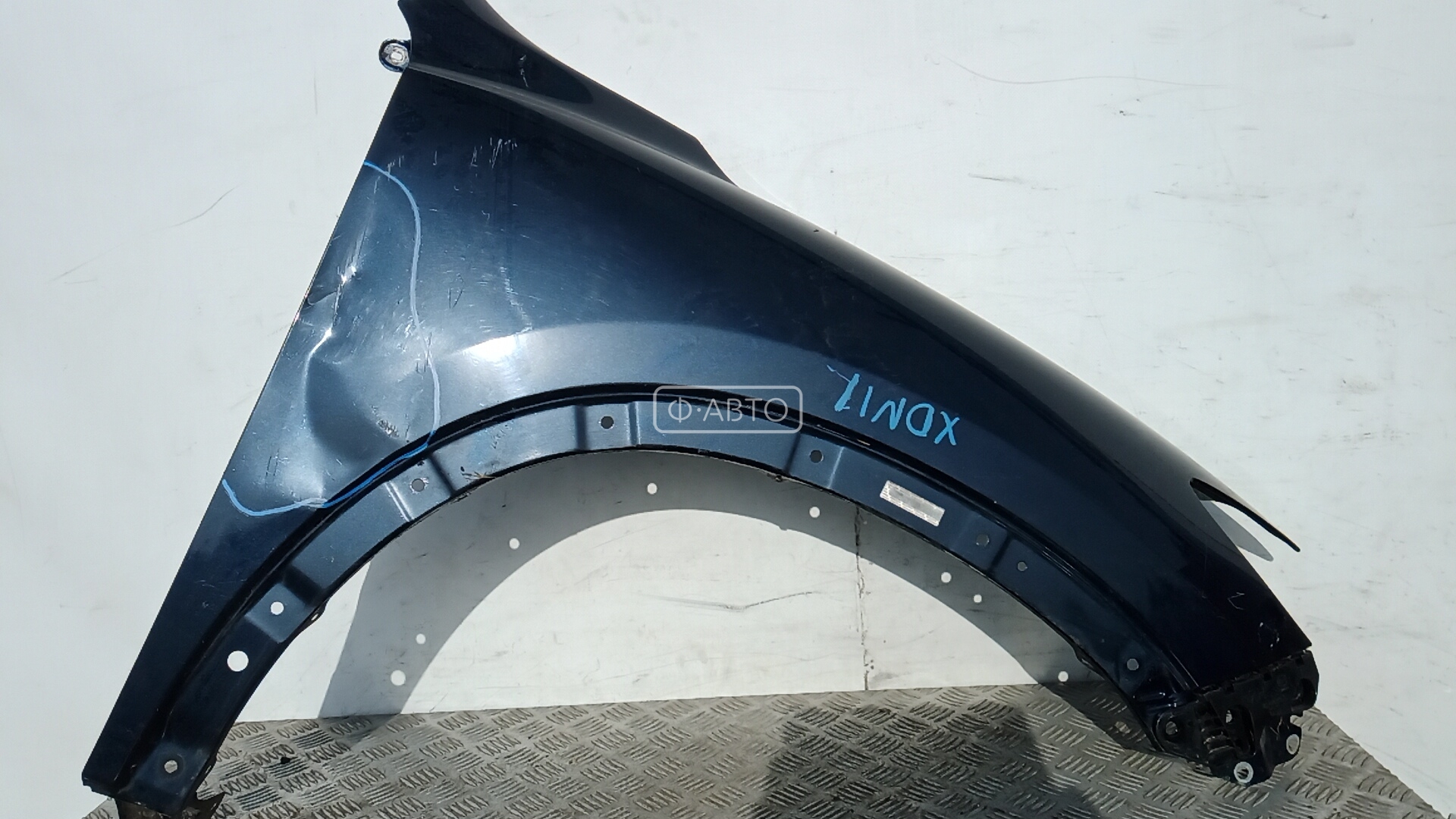 Крыло переднее правое