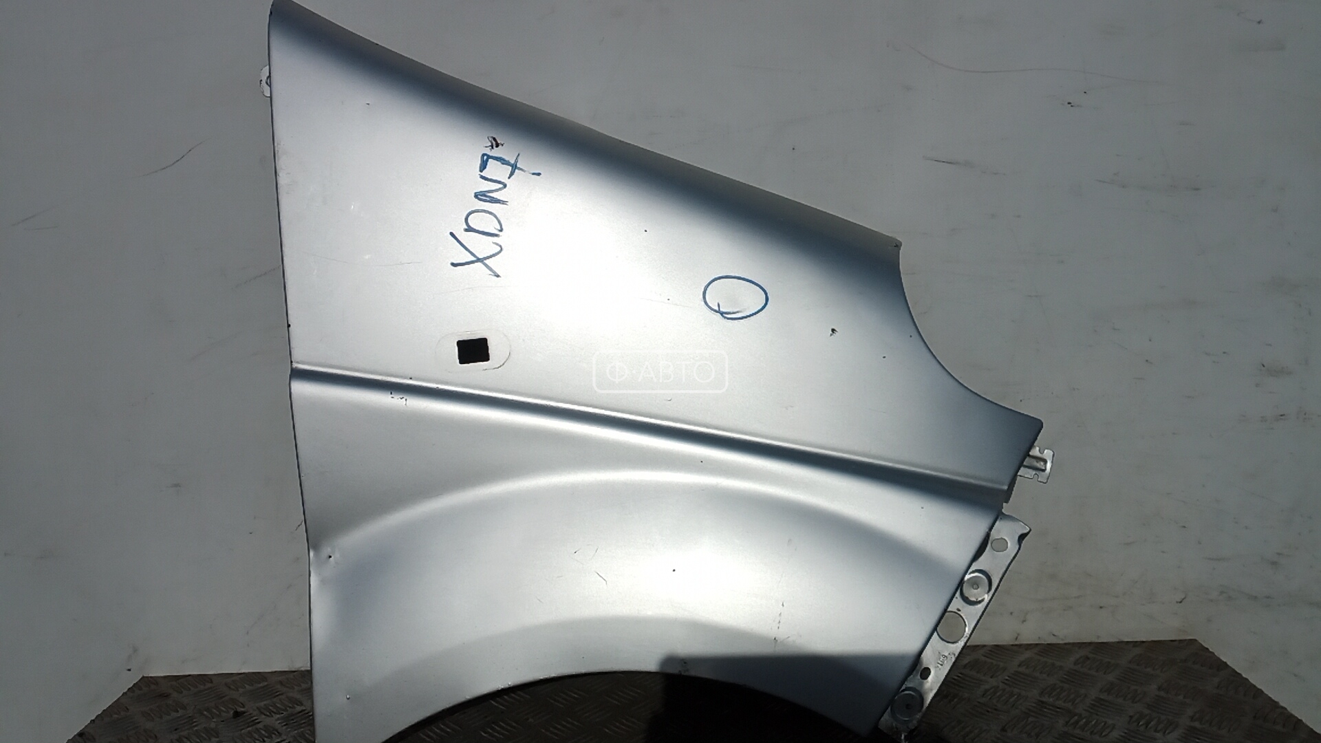 Крыло переднее правое