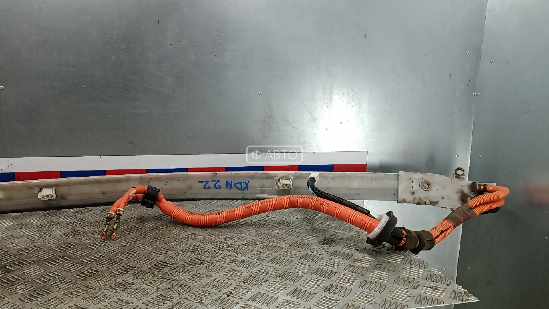 Клемма аккумулятора плюс