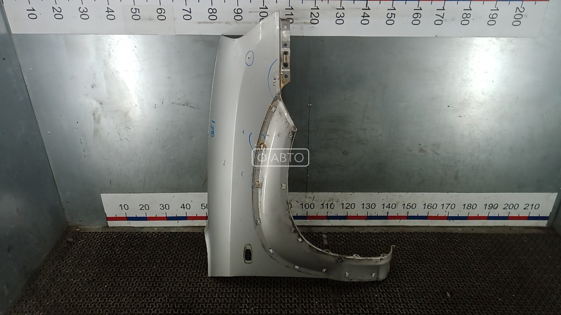 Крыло переднее правое