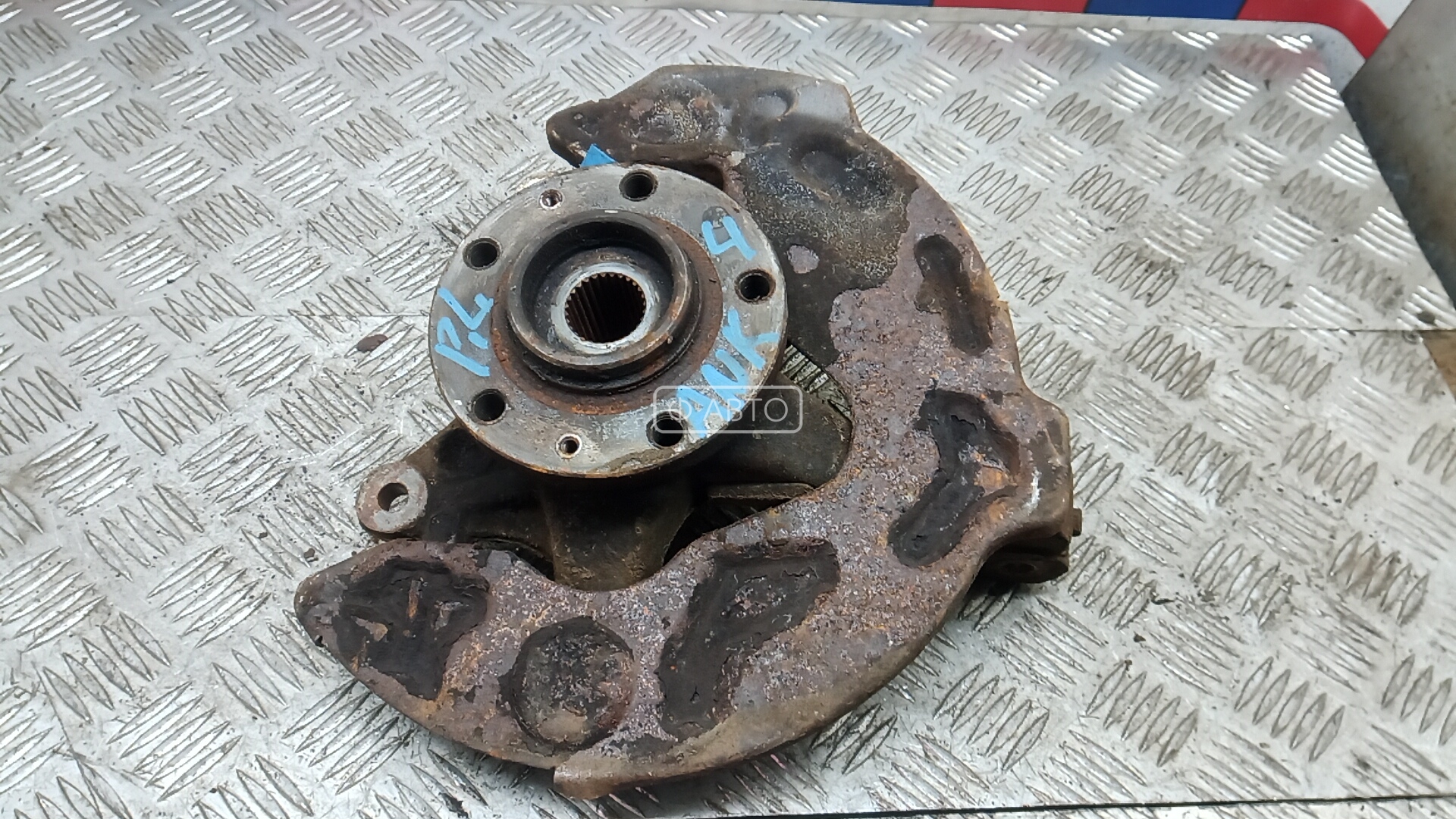 Ступица передняя левая