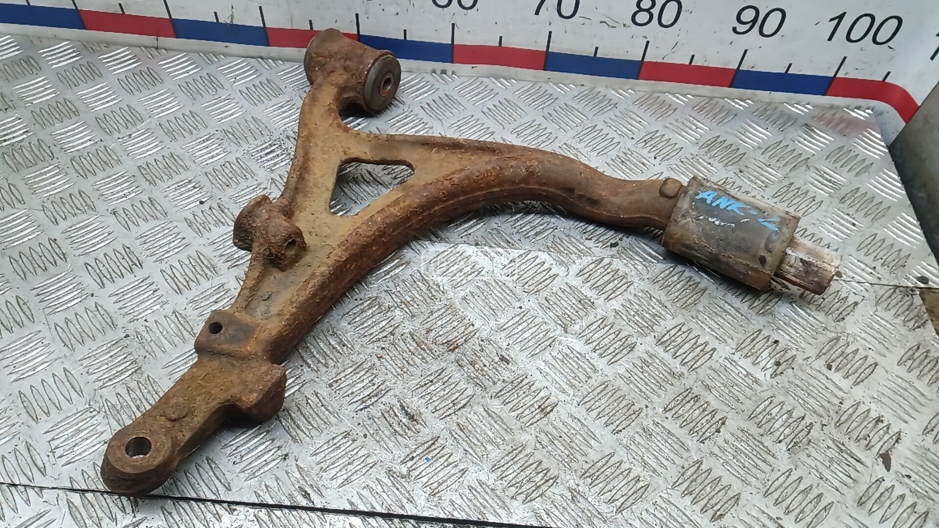 Рычаг передний нижний левый