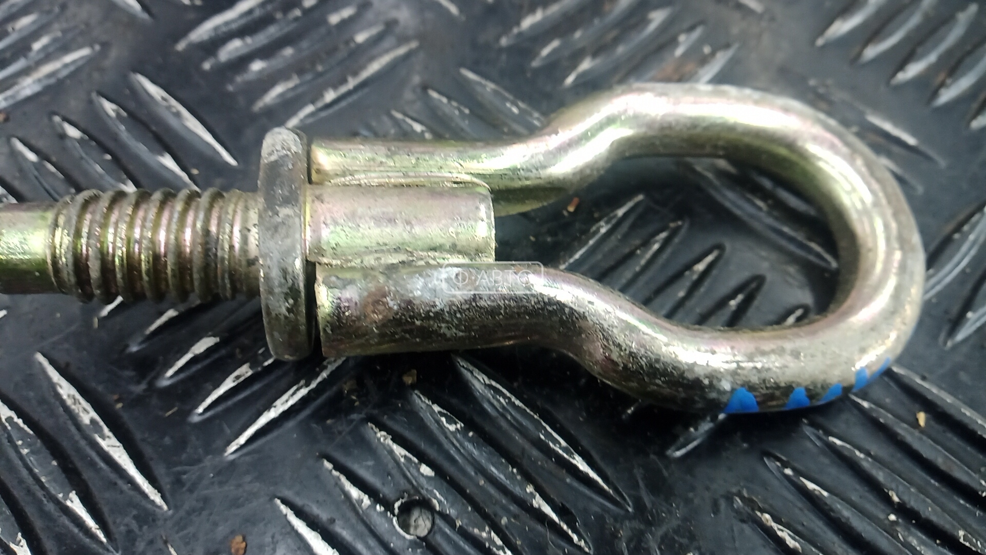 Крюк буксировочный