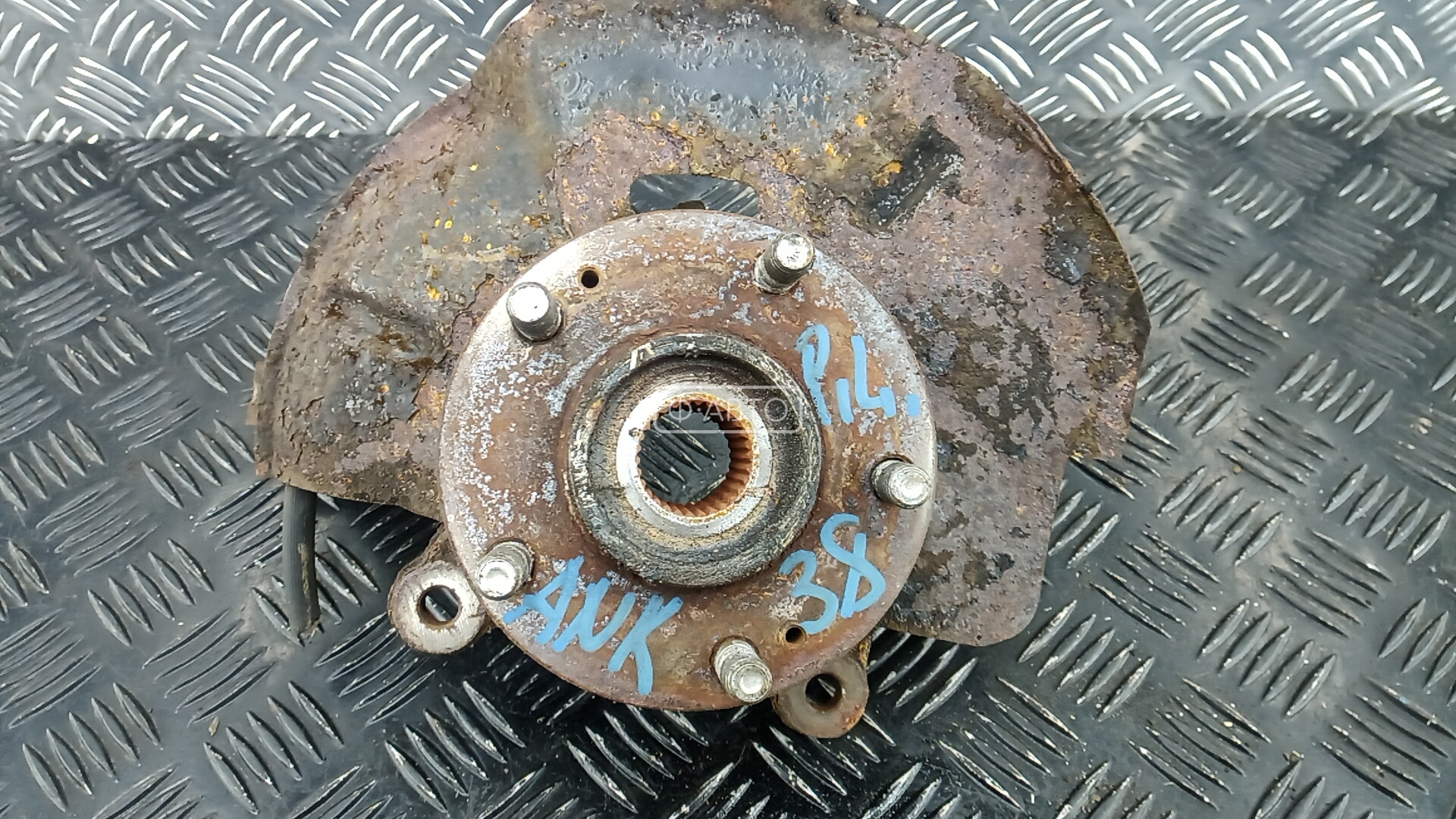 Ступица передняя левая