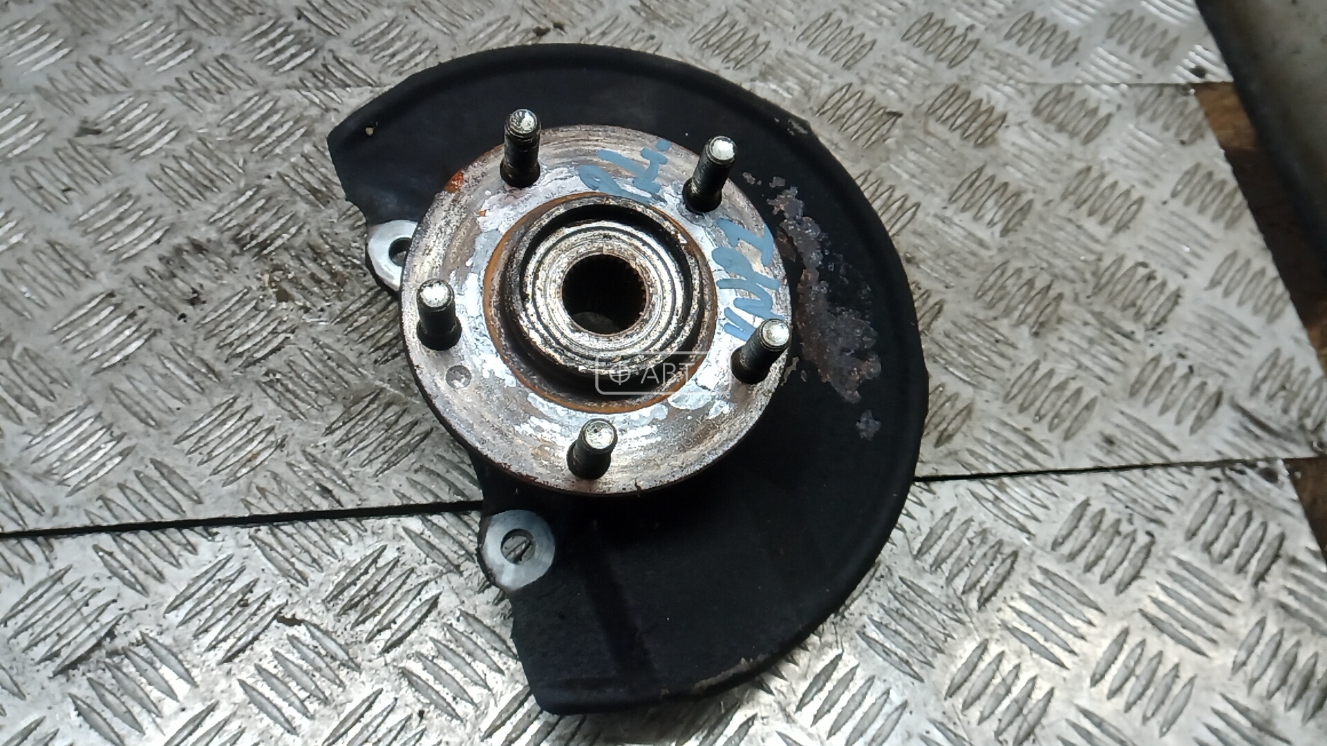 Ступица передняя левая