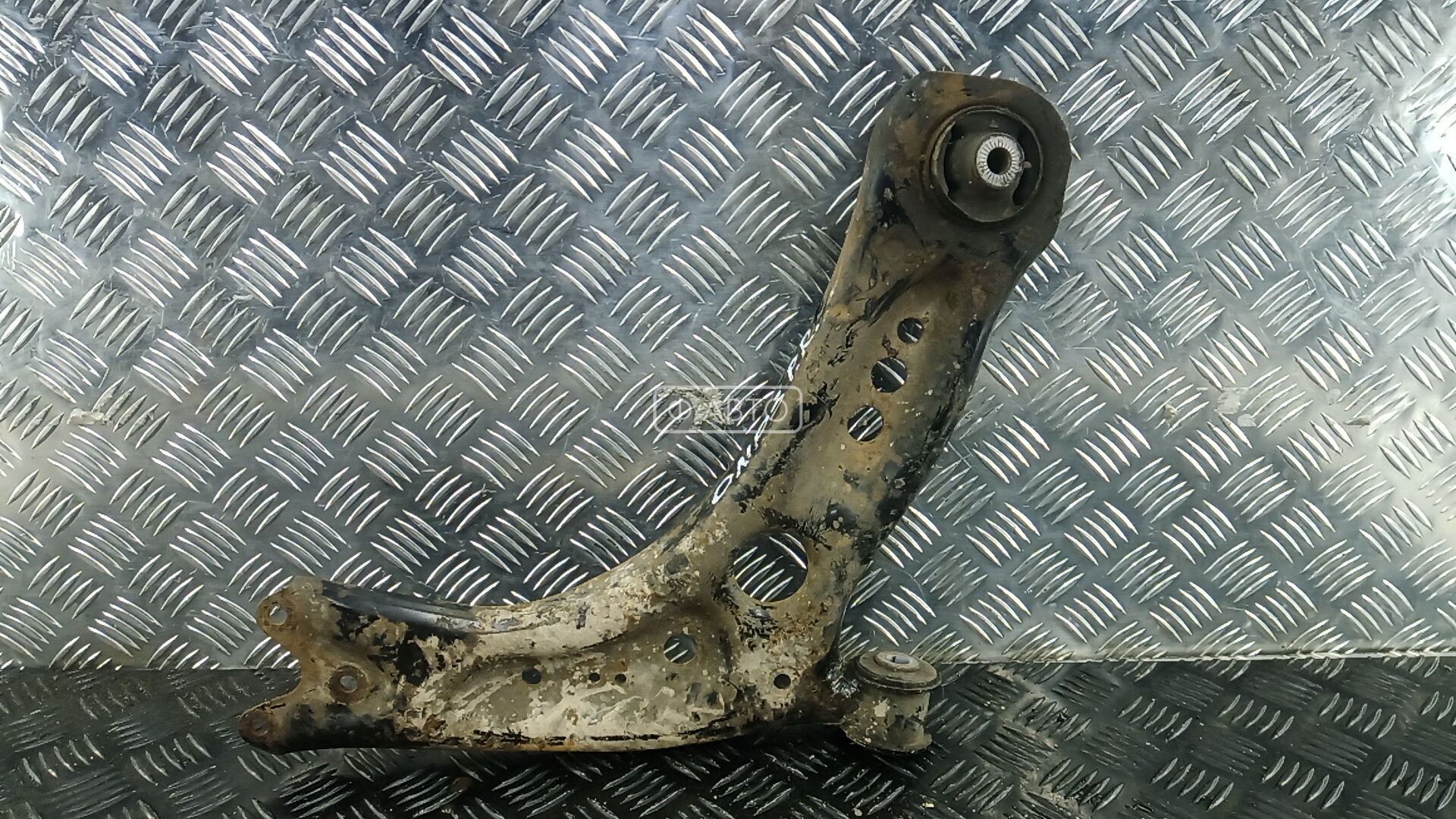 Рычаг передний нижний правый