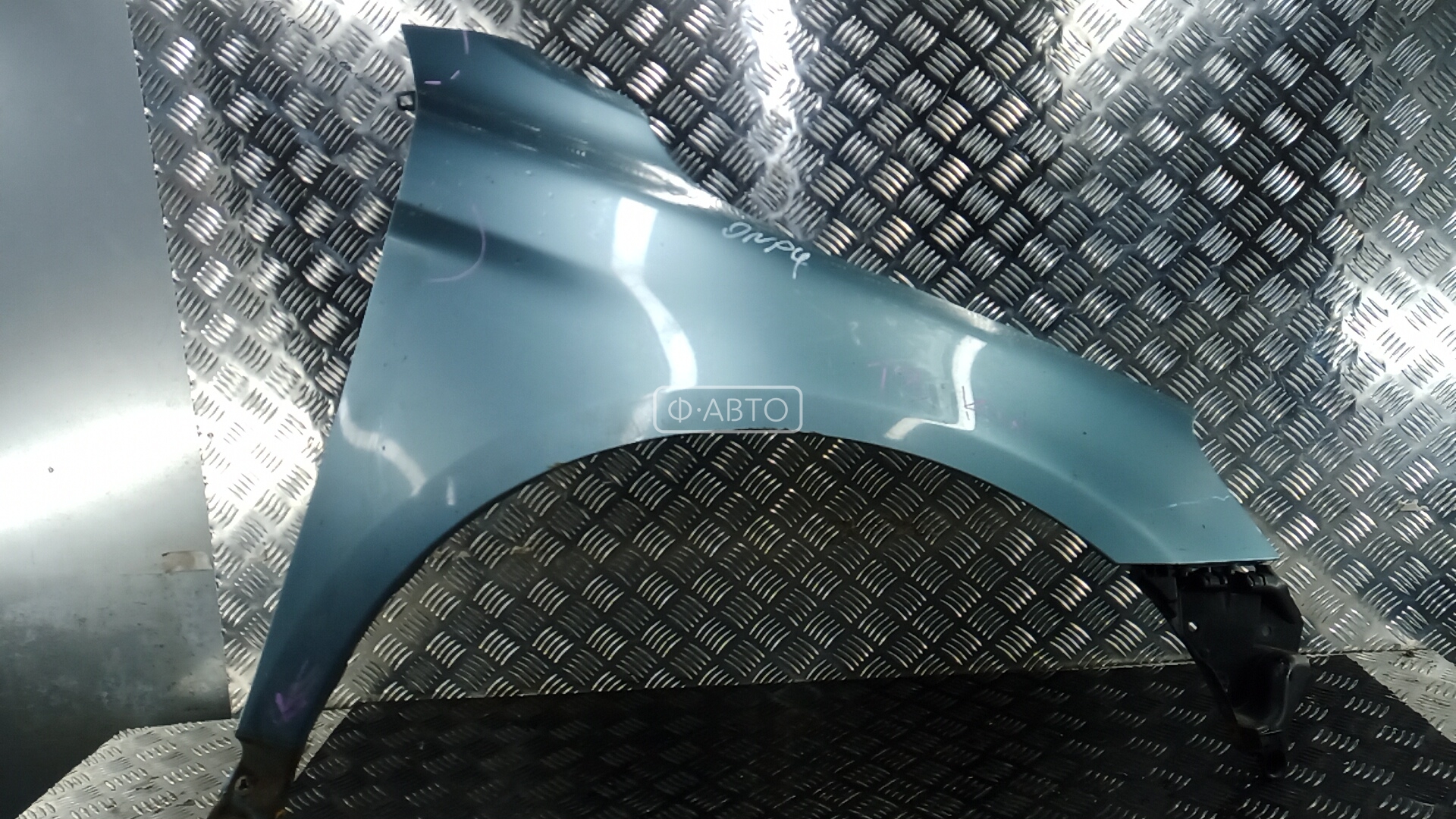 Крыло переднее правое