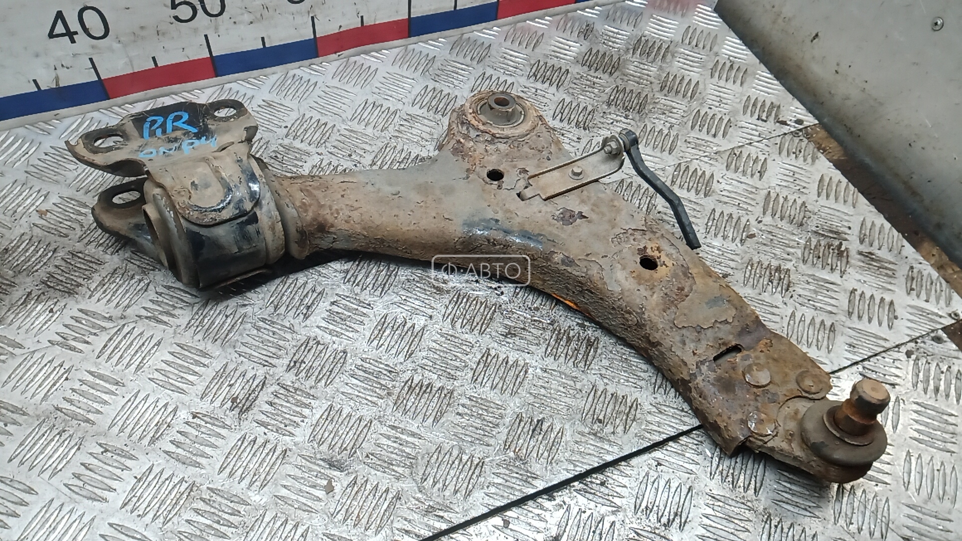 Рычаг передний нижний правый