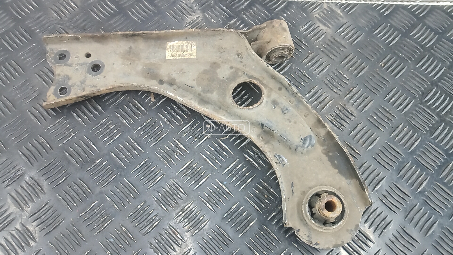 Рычаг передний нижний левый