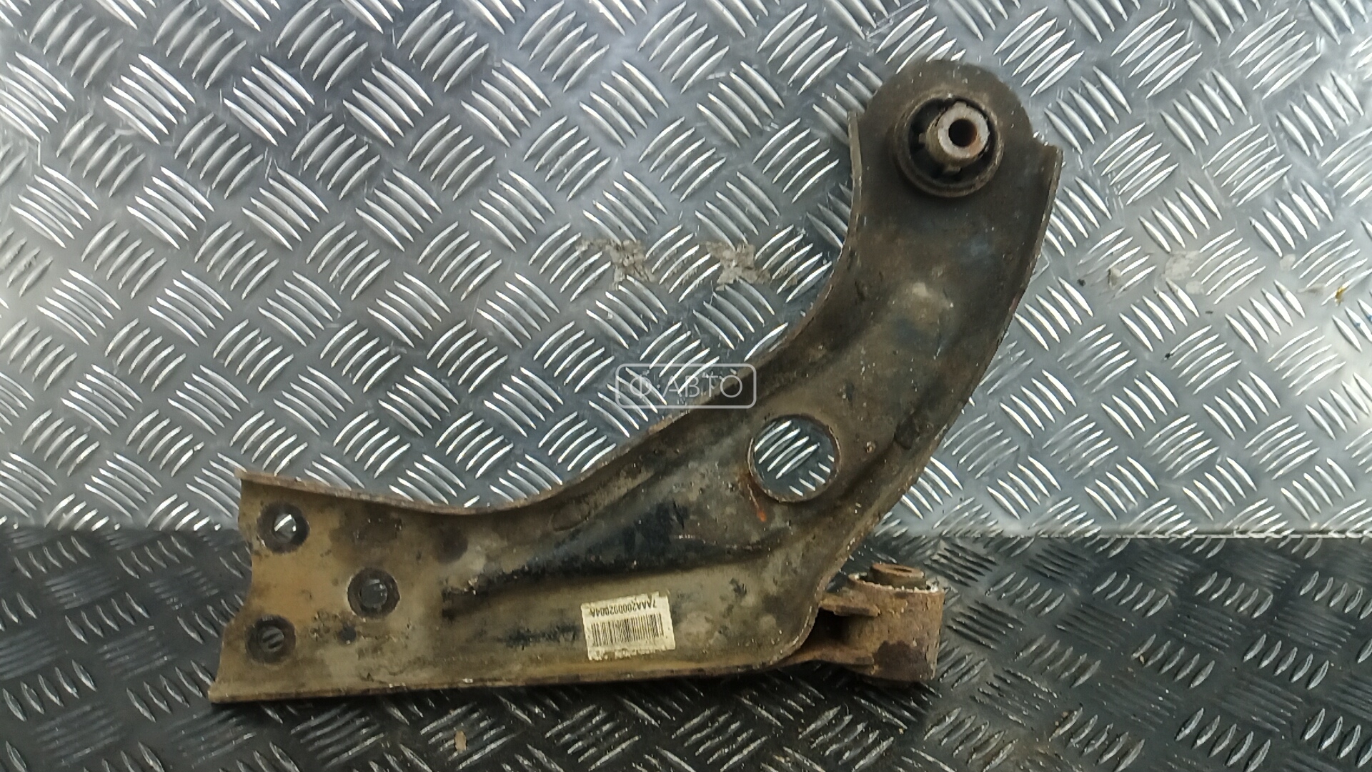 Рычаг передний нижний правый