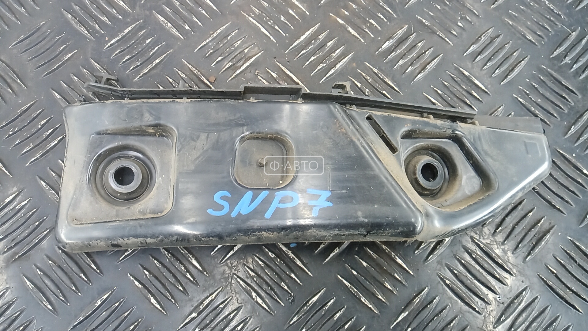 Крепление бампера переднее