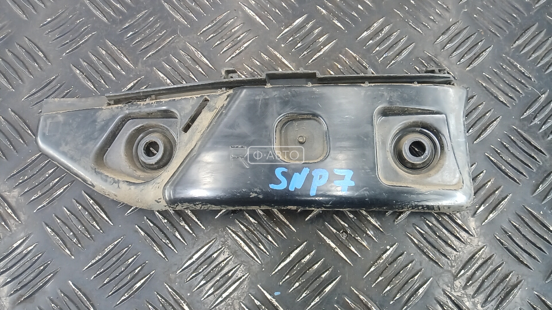 Крепление бампера переднее