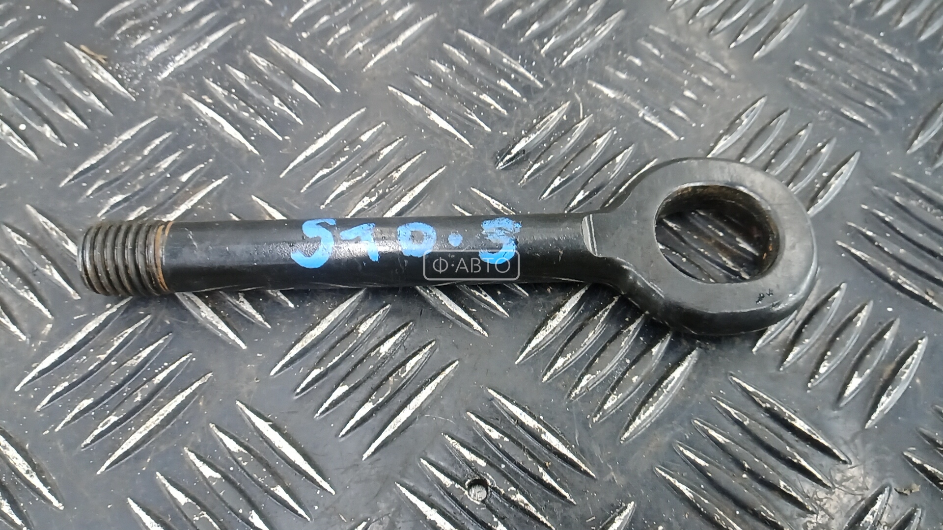 Крюк буксировочный