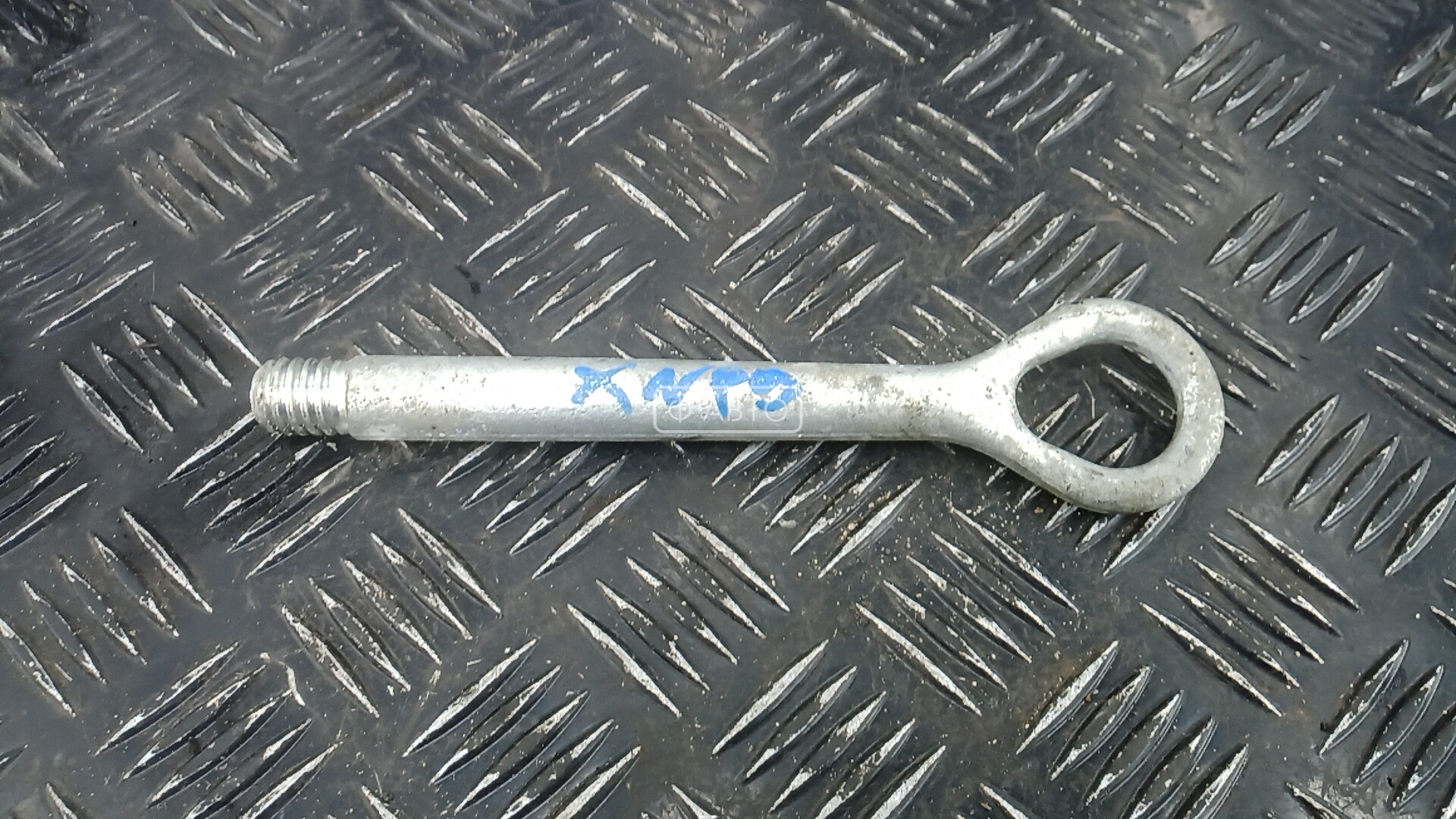 Крюк буксировочный