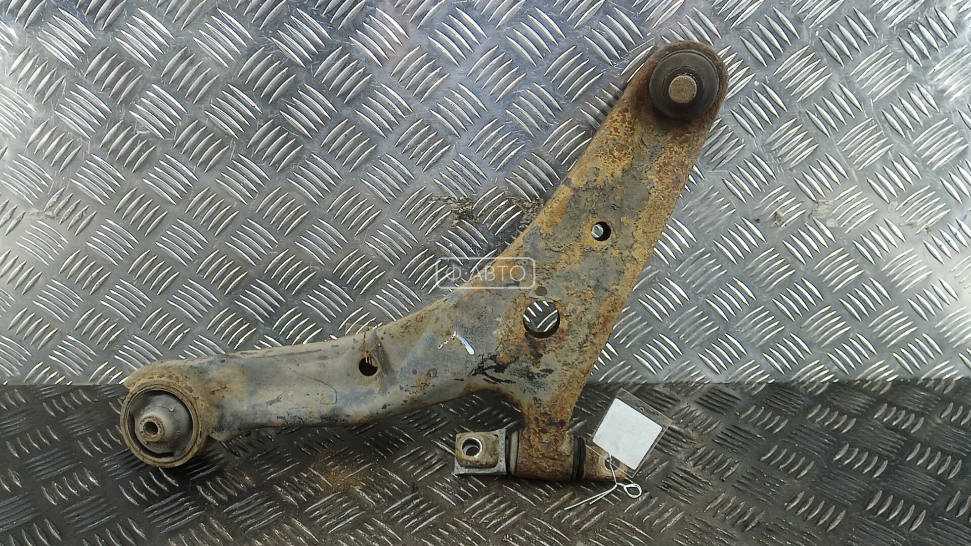 Рычаг передний нижний левый