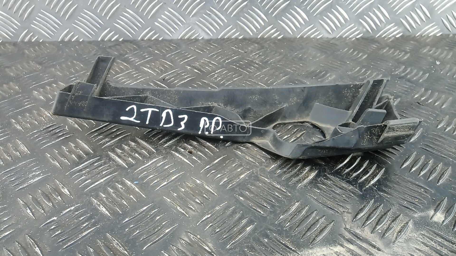 Крепление бампера переднее