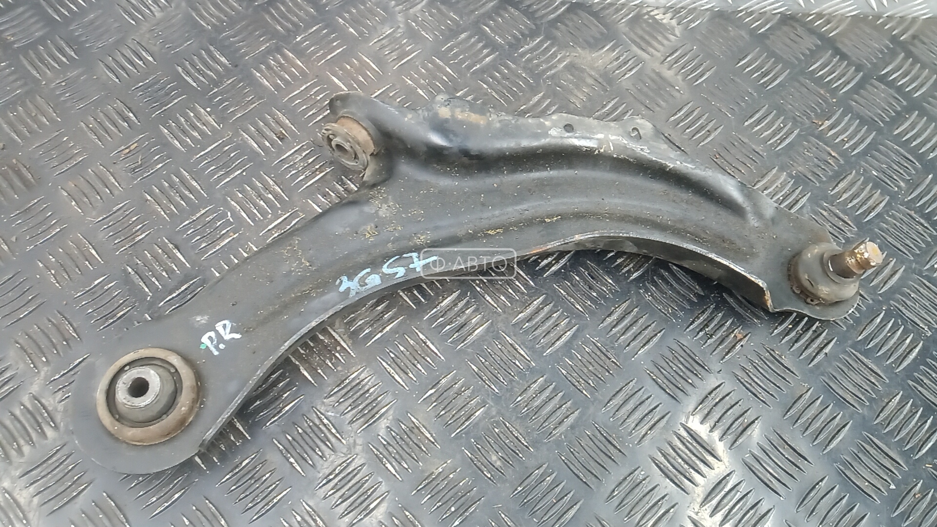 Рычаг передний нижний правый