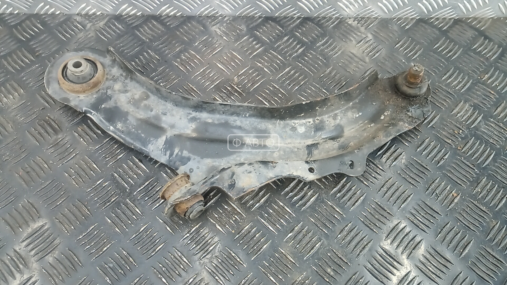 Рычаг передний нижний левый