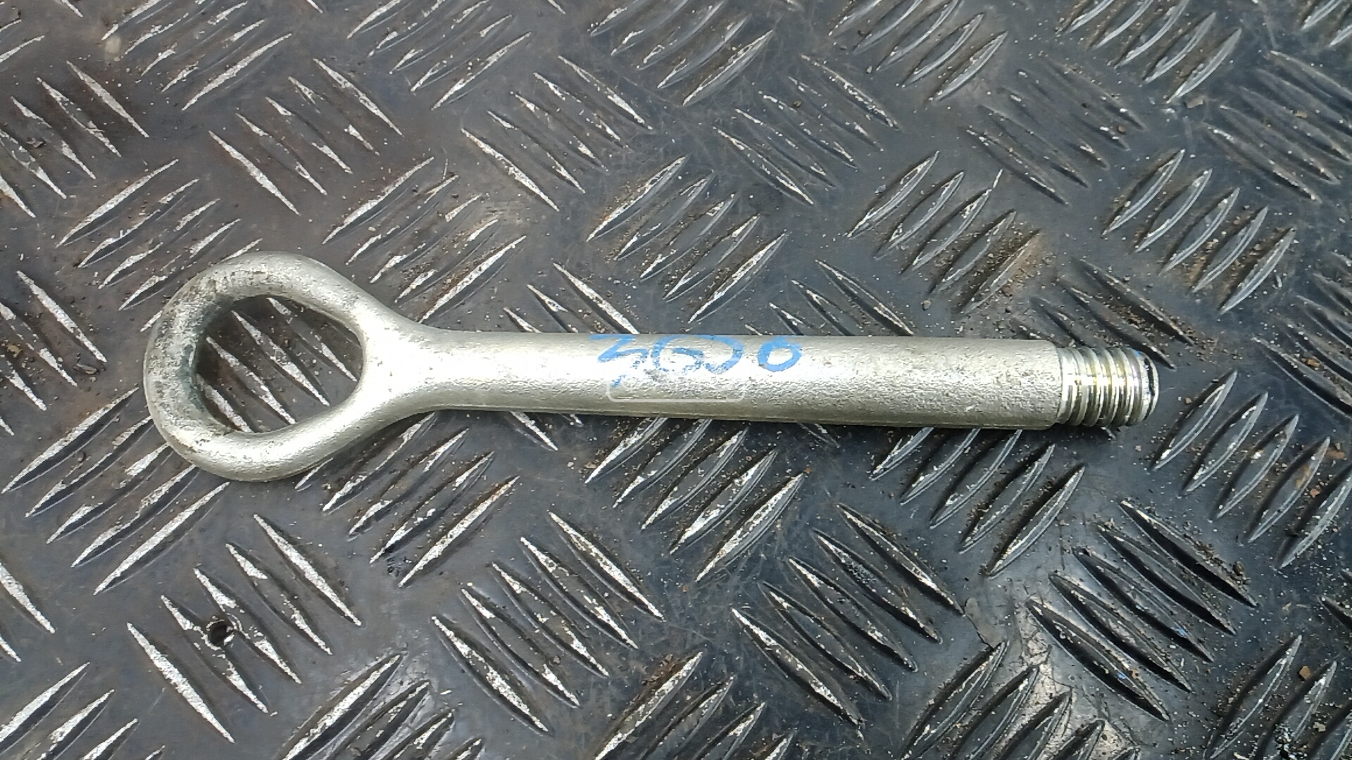 Крюк буксировочный