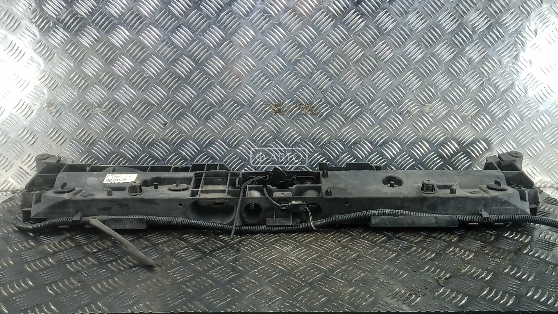 Замок капота