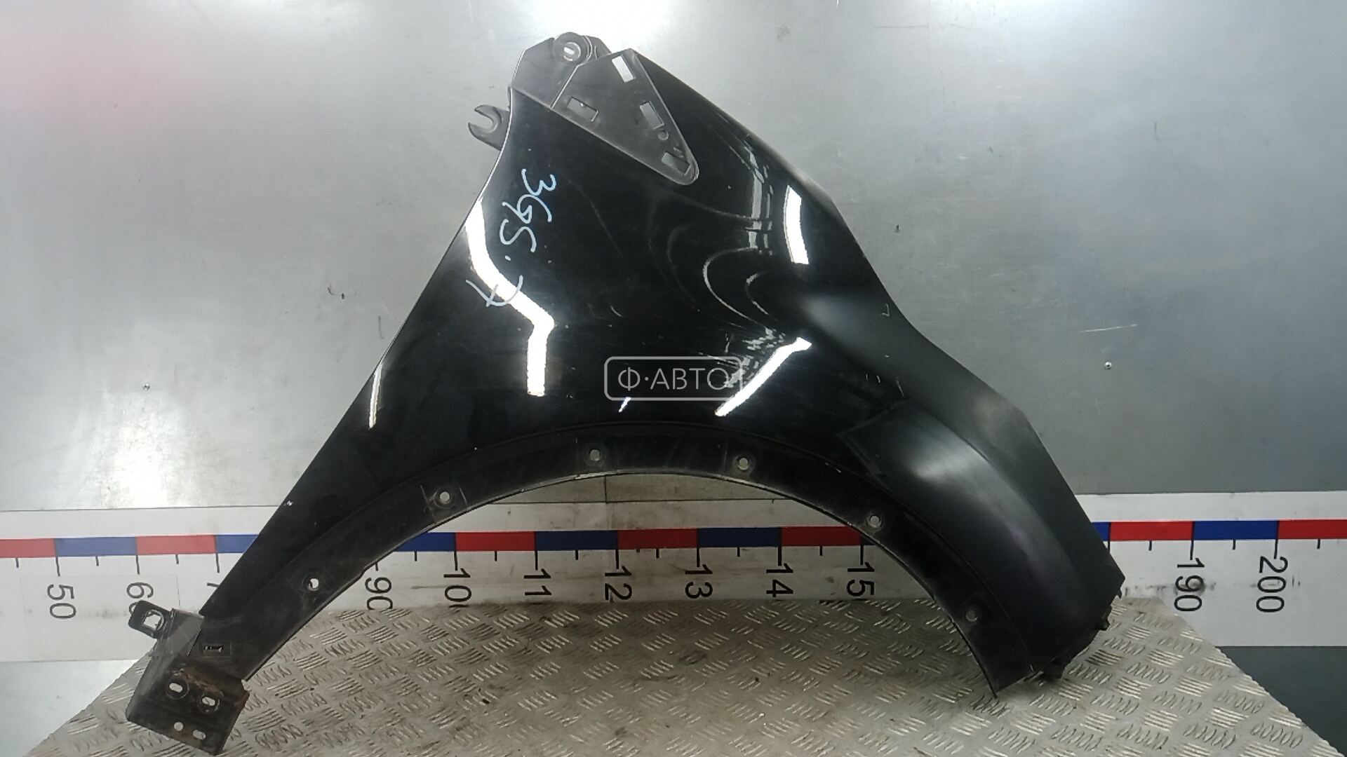 Крыло переднее правое