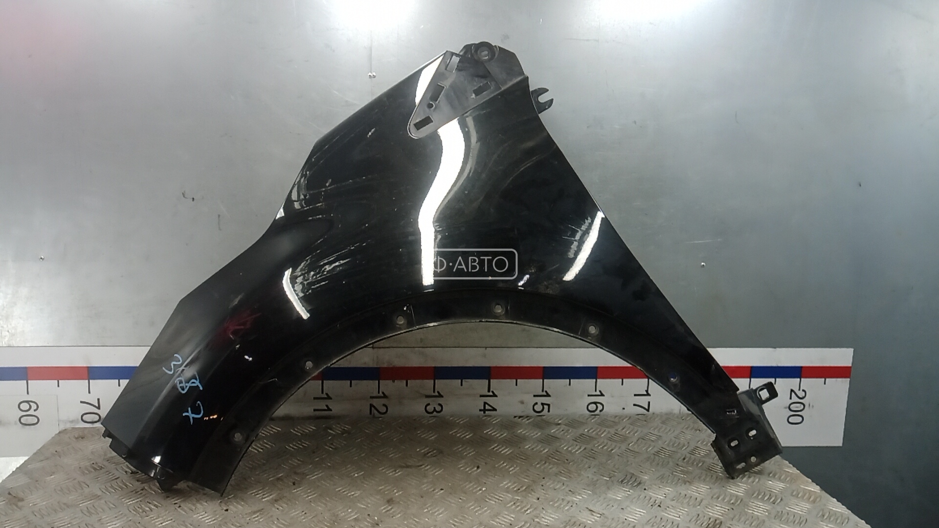 Крыло переднее левое