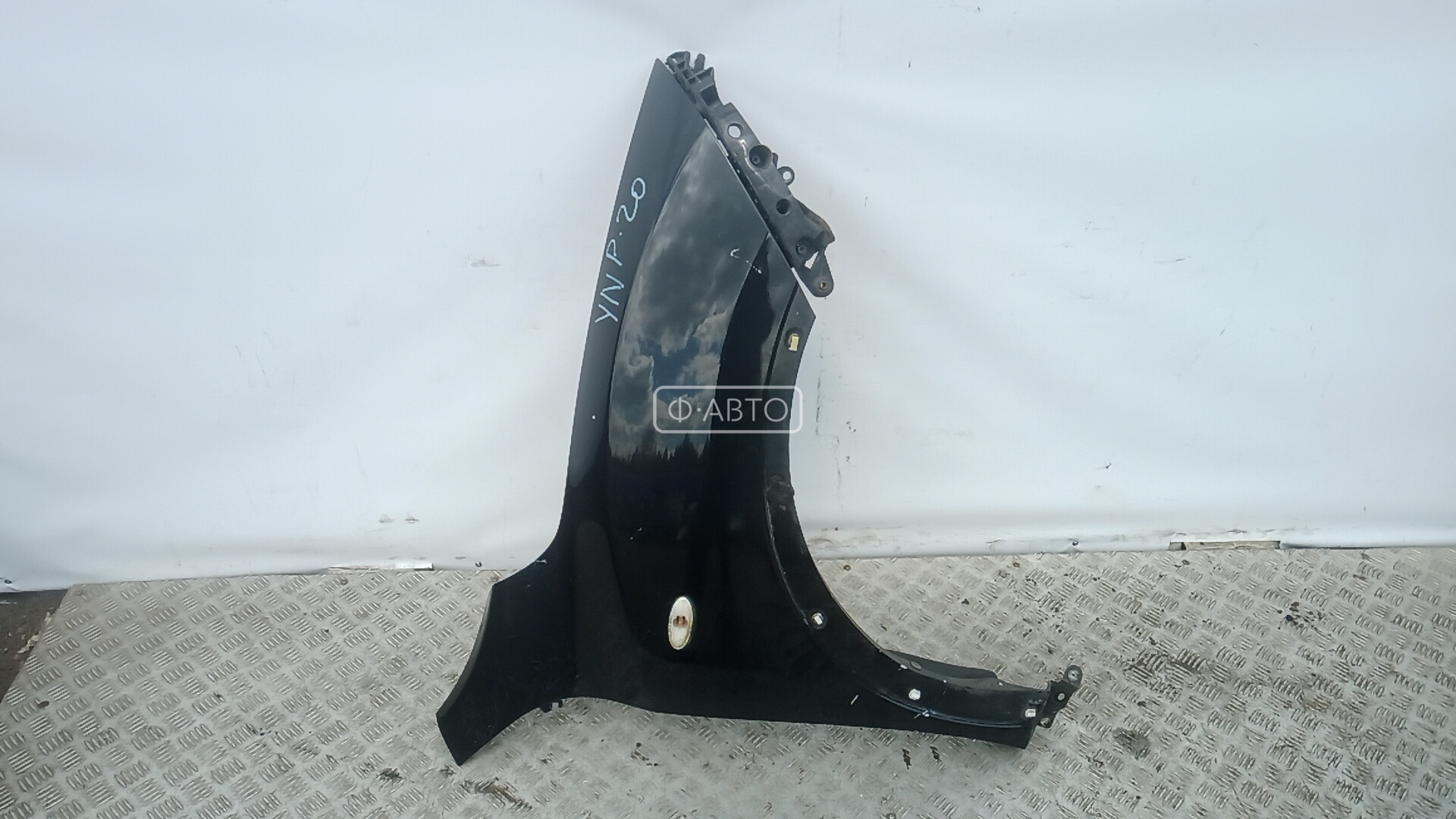 Крыло переднее правое