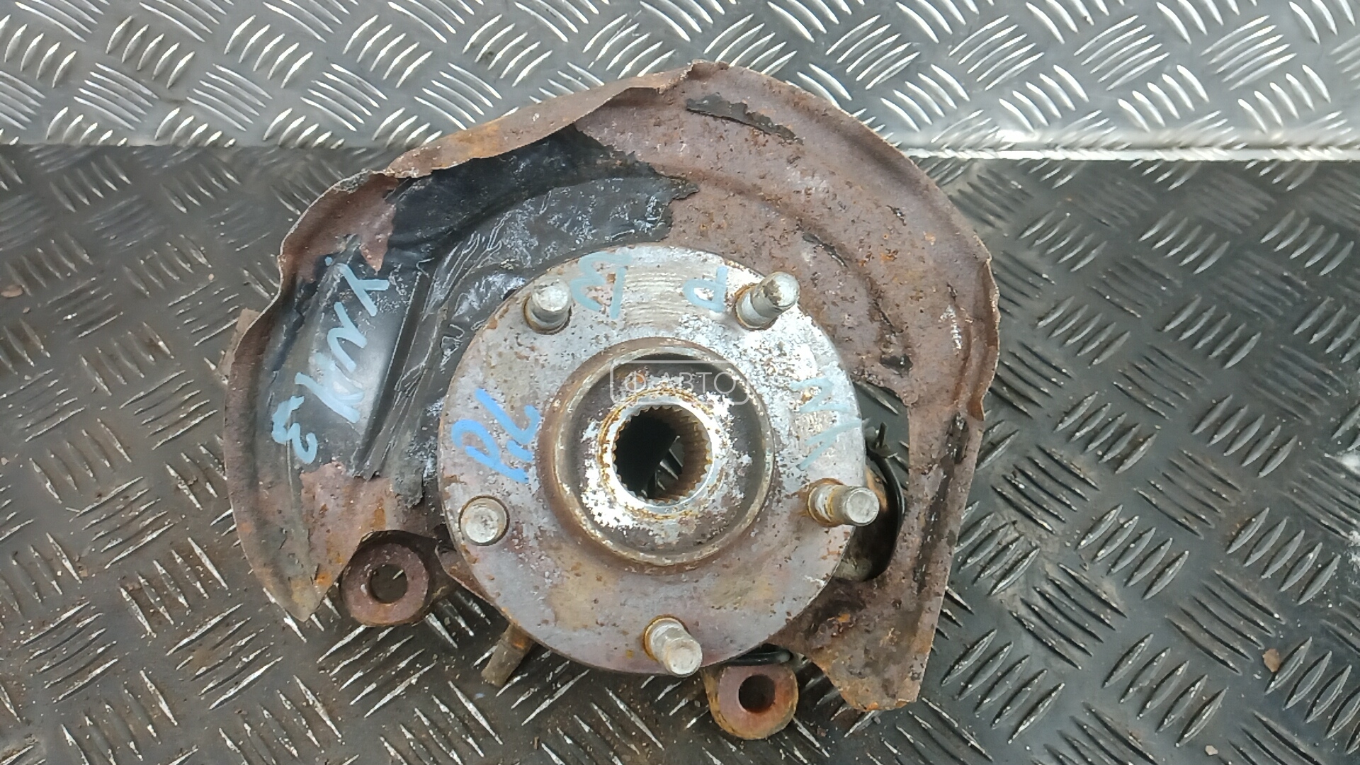 Ступица передняя левая