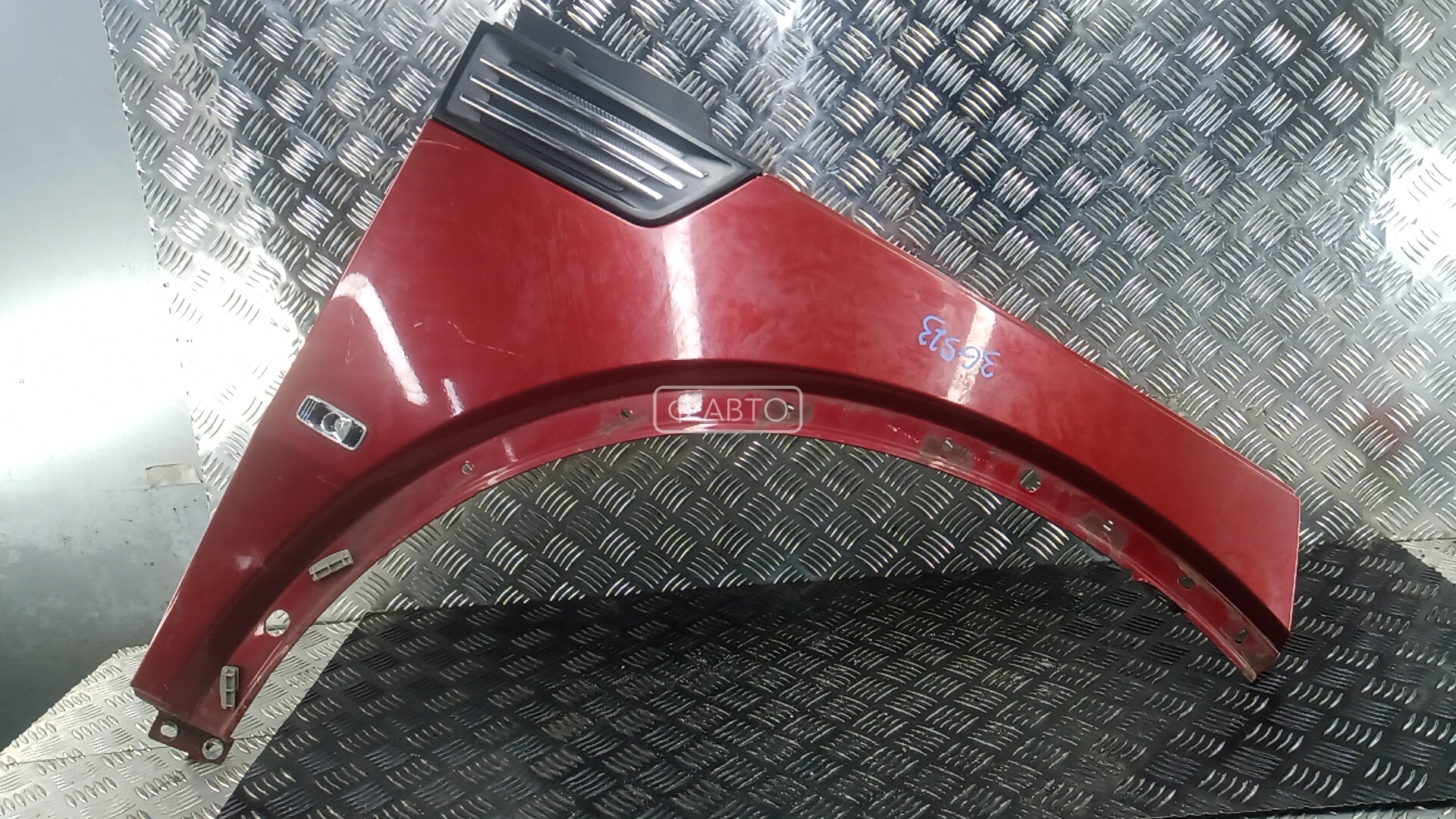 Крыло переднее правое