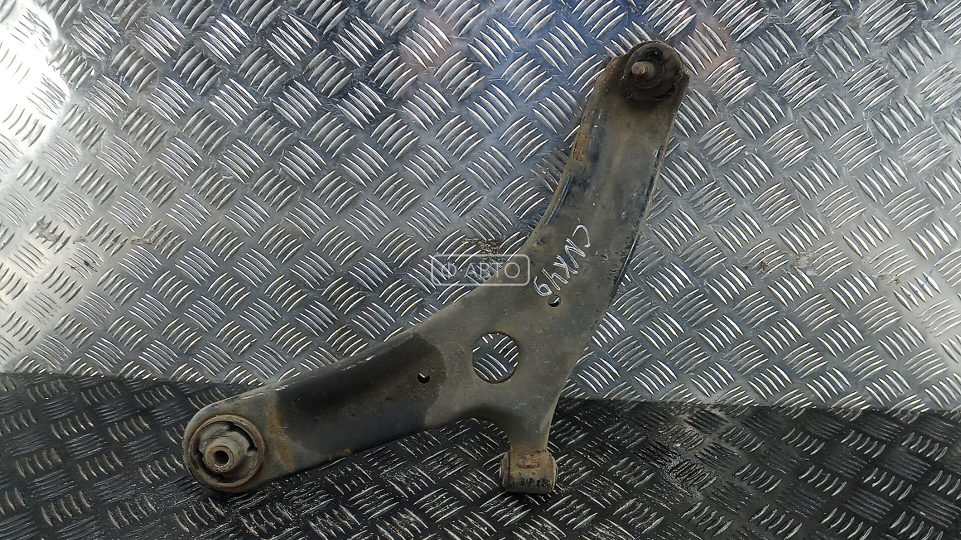 Рычаг передний нижний левый