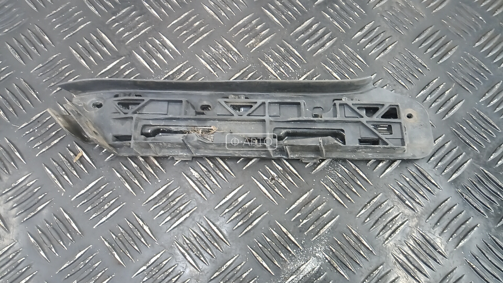 Крепление бампера переднее