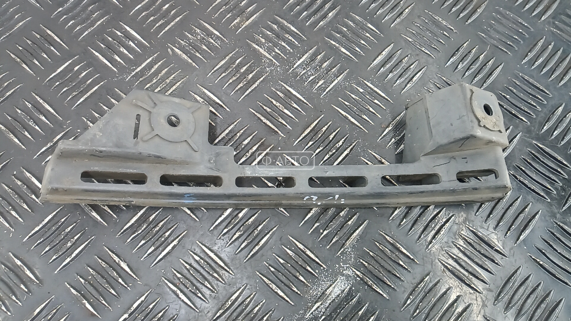 Крепление бампера переднее